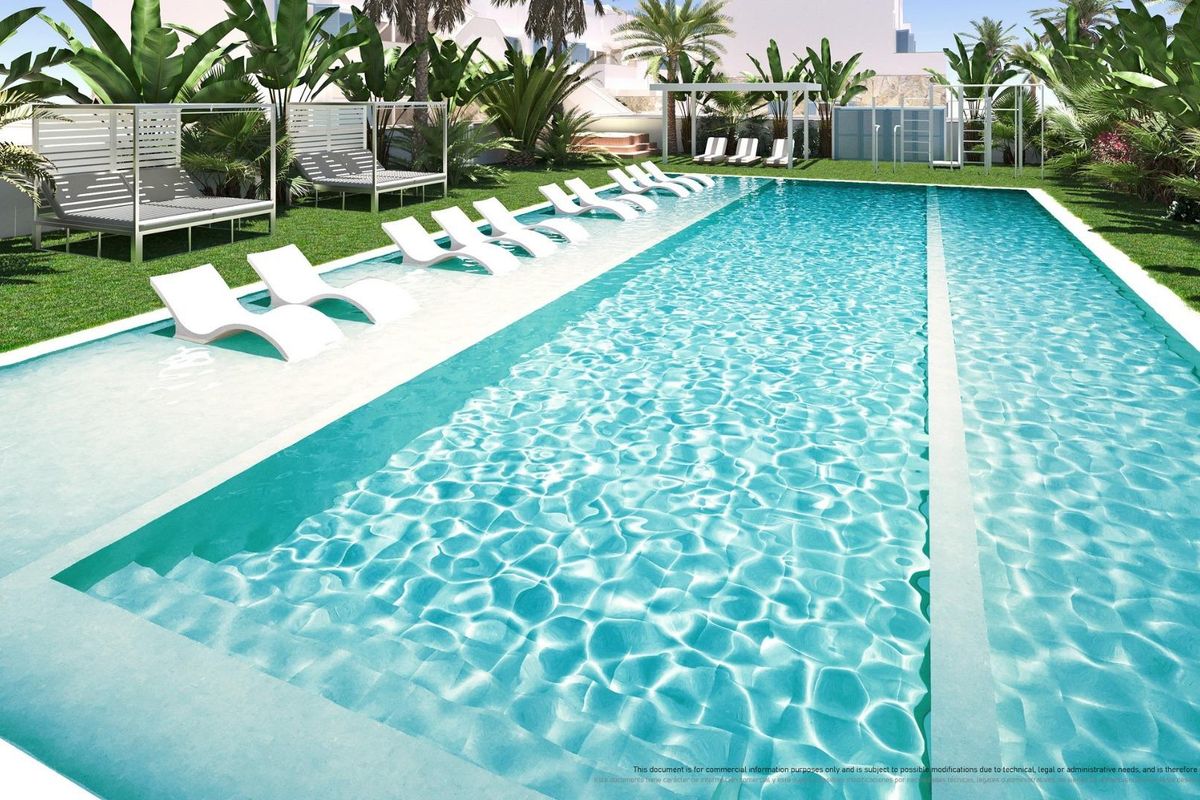 Close-up van het mooie zwembadwater bij de villa, gelegen in de weelderige omgeving van Pilar de La Horadada, Spanje.