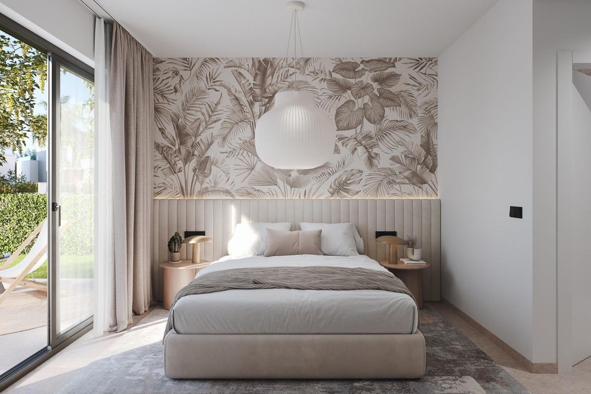 Elegant ontworpen slaapkamer in het penthouse, met uitzicht op de tuin vanaf het raam in Torre Pacheco.