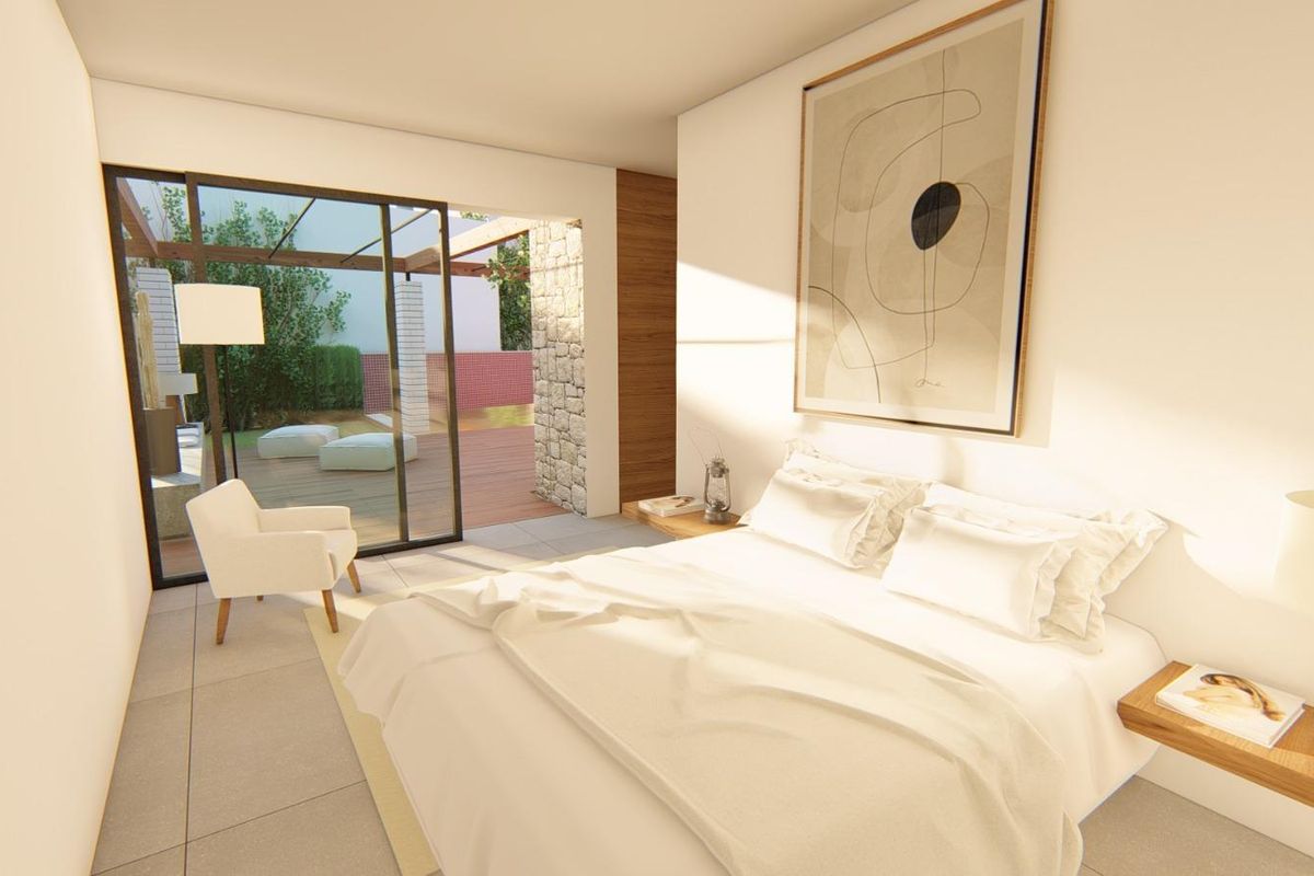 Helder slaapkamer met een comfortabel bed en directe toegang tot het buitenterras in Torre Pacheco villa.