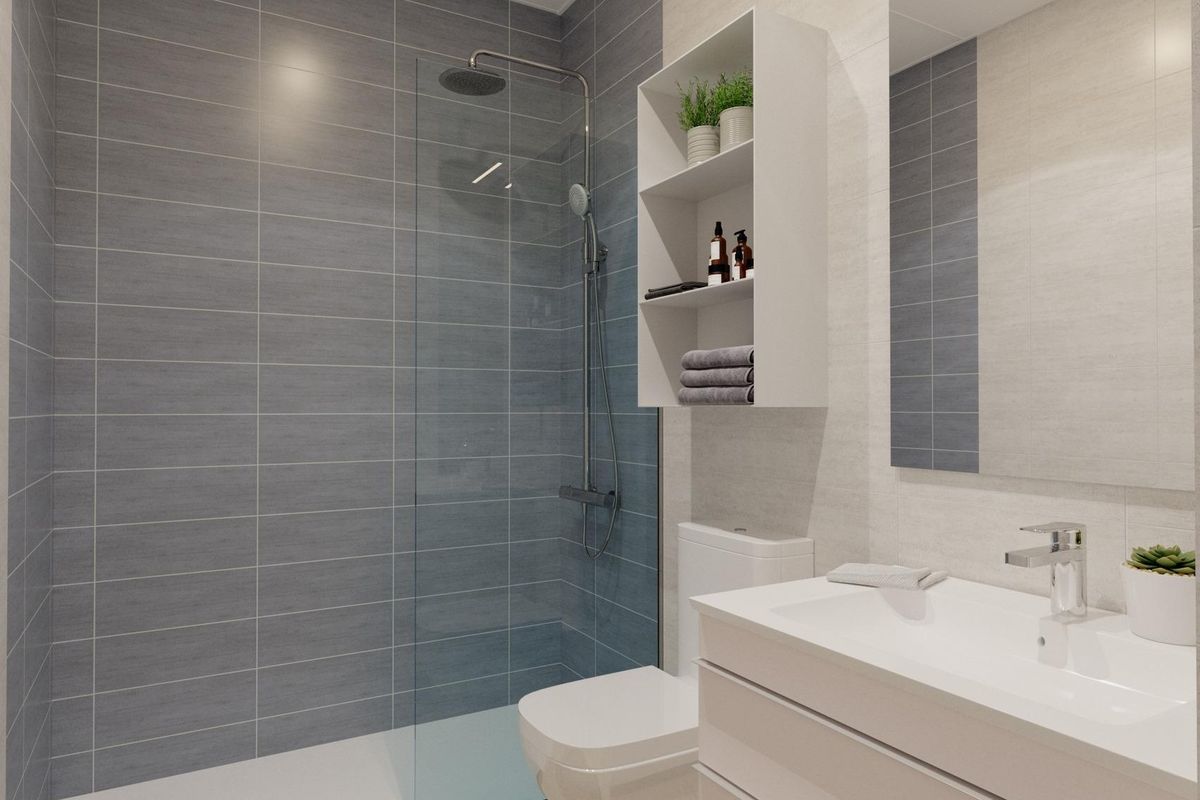 Modern badkamer met een glazen douche en strak ontwerp in een 2-slaapkamer appartement in Algorfa, Costa Blanca Zuid.