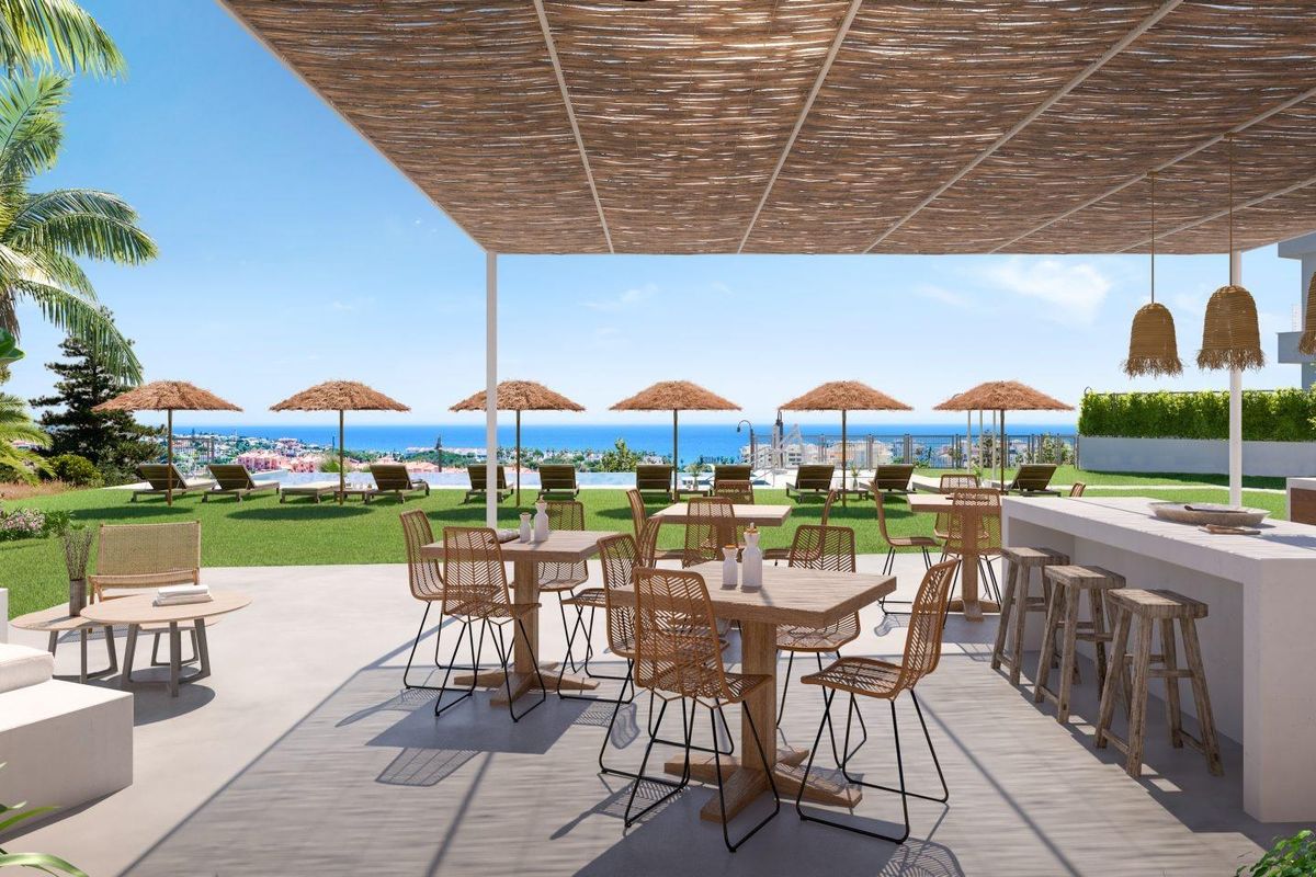 Buiten eetruimte met tropisch uitzicht en comfortabele zitplaatsen in Mijas, perfect voor ontspanning.