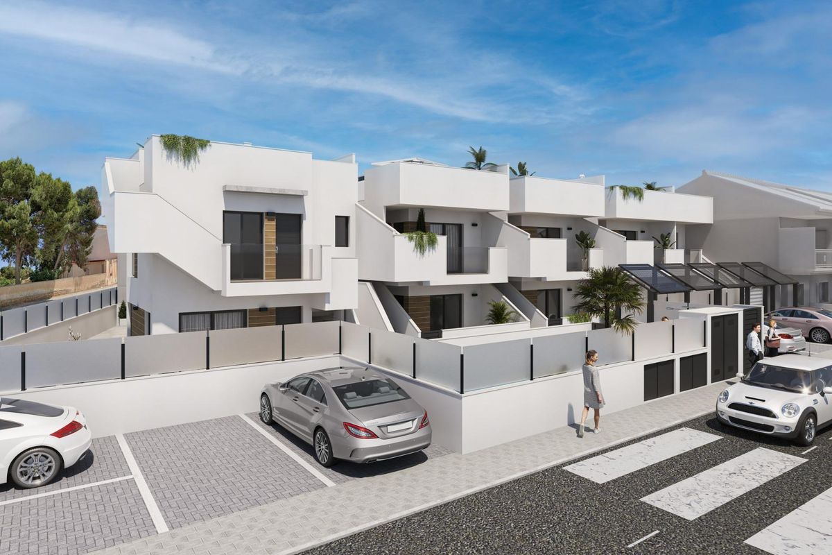 Buitenkant van een 3-slaapkamer appartement in San Pedro del Pinatar, met moderne architectuur en parkeren.
