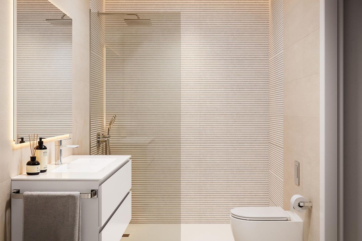 Contemporary badkamer in een 2-slaapkamer appartement, Fuengirola, uitgerust met dubbele wastafels en douche.