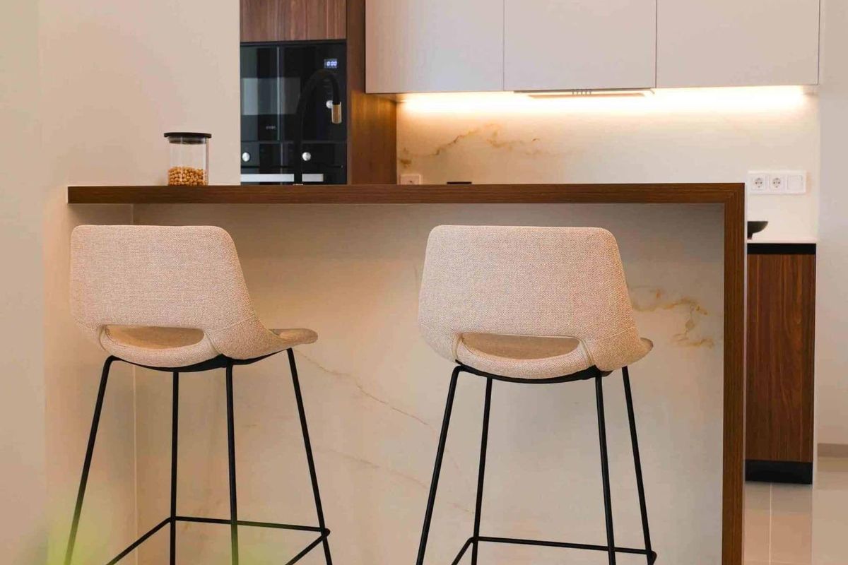 Stijlvolle keukenbar met twee krukken in een modern appartement in Rojales, Costa Blanca Zuid, Spanje.