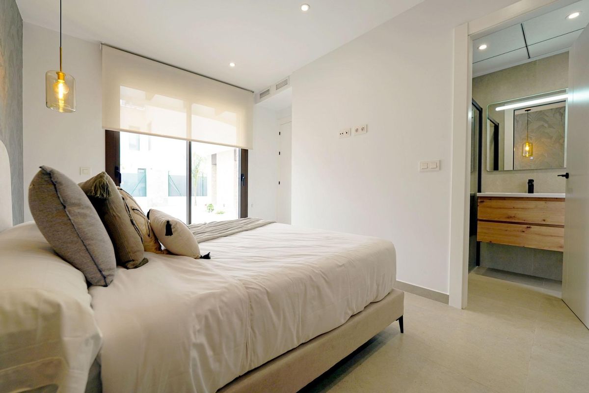 Stijlvolle slaapkamer in een 3-slaapkamer townhouse in Almoradi, met een ensuite badkamer en modern ontwerp.