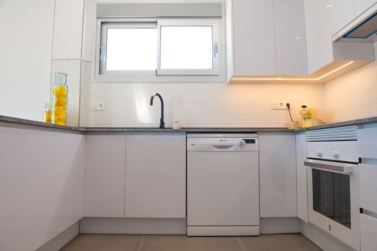 Goed uitgeruste keuken met apparaten en veel aanrecht in de villa, Los Alcazares, Spanje.