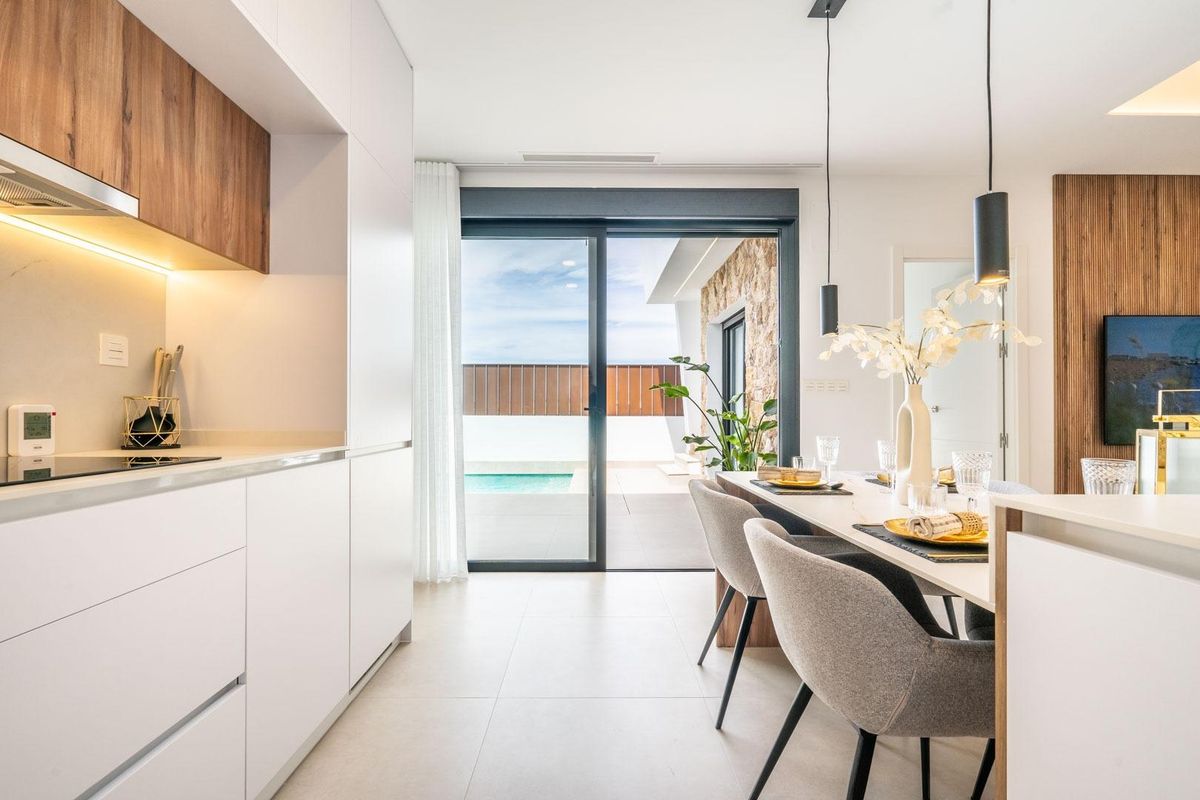 Stijlvolle keuken en eetruimte met modern ontwerp in de 3-slaapkamer villa in Torre Pacheco, Costa Calida.