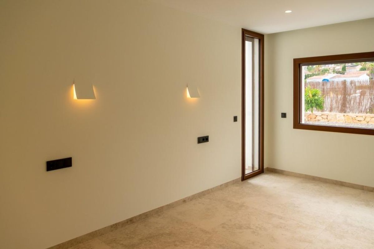 Verschilderde kamer met natuurlijk licht van de ramen, onderdeel van een moderne villa in Calpe, Costa Blanca Noord.