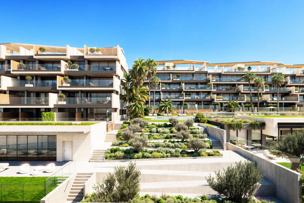 Contemporary appartementengebouw omringd door tuinen in Manilva, Costa del Sol.