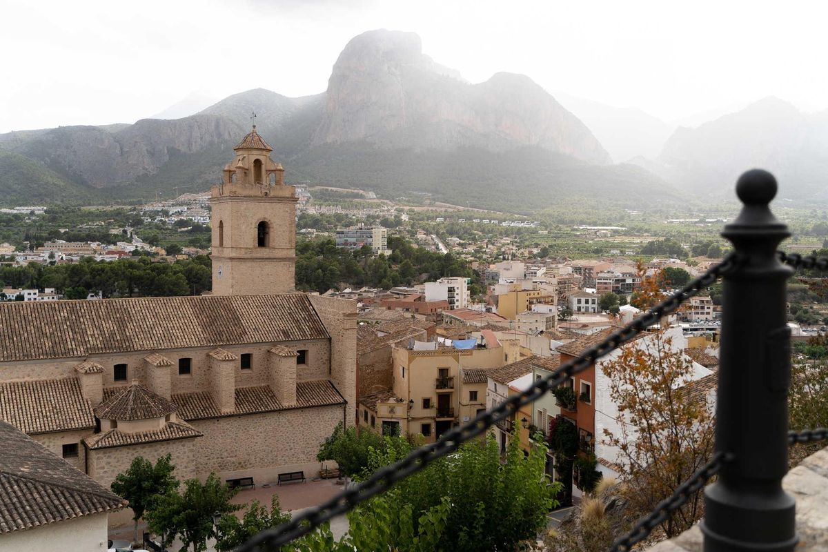 Pittoresk uitzicht op Polop met historische gebouwen en bergen, dat lokale architectuur in Costa Blanca North toont.