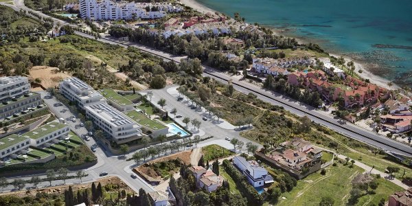 Luchtbeeld van Estepona met de kust en moderne appartementen nabij het strand.