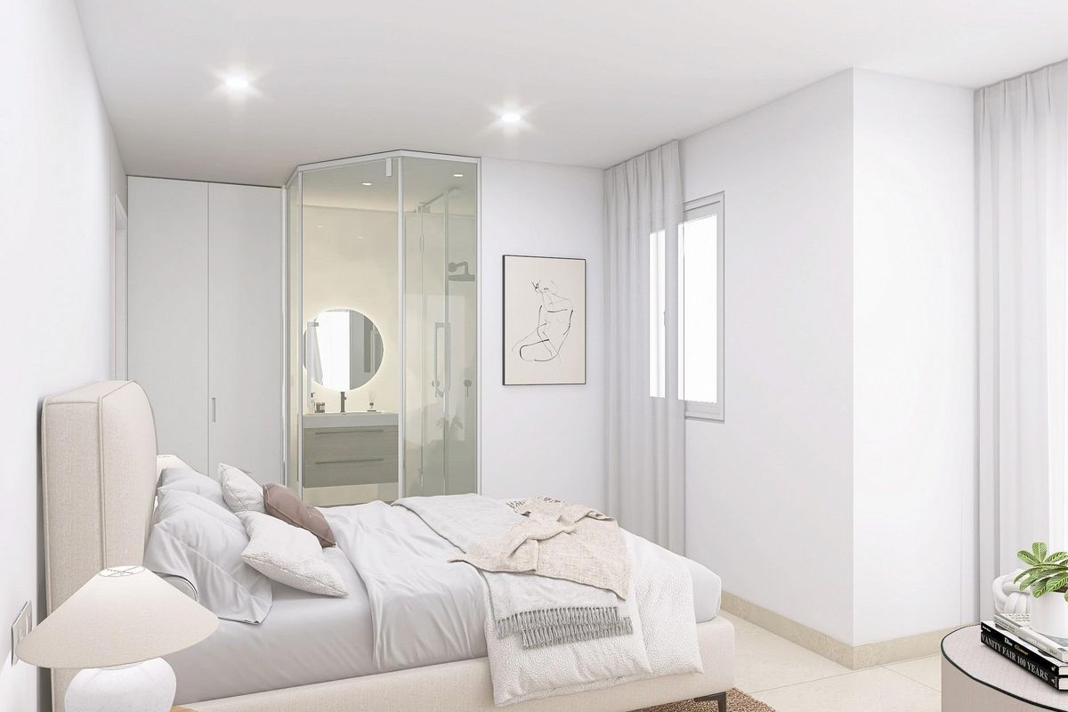 Elegante hoofdslaapkamer in de 4-slaapkamer bungalow in Bigastro, met een stijlvolle-suite badkamer.