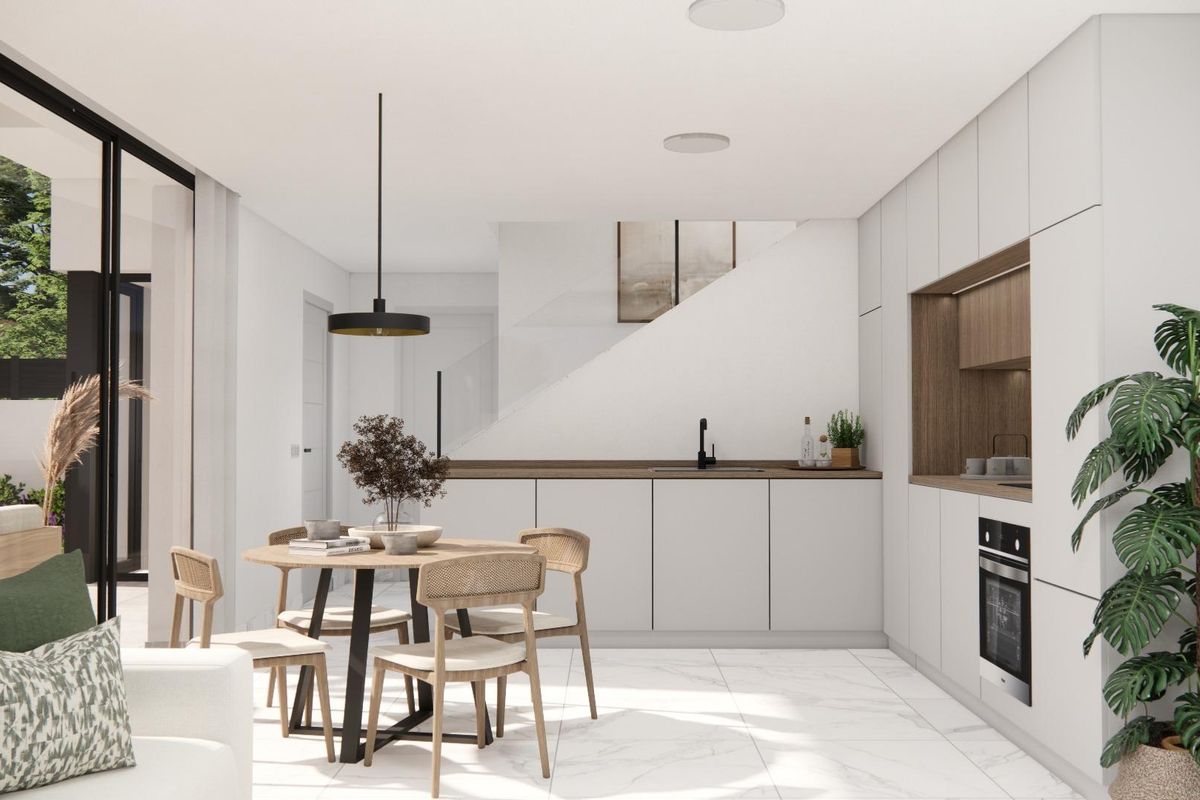 Contemporary keuken en eetkamer in een 3-slaapkamer villa in Los Montesinos, Costa Blanca, met natuurlijk licht.