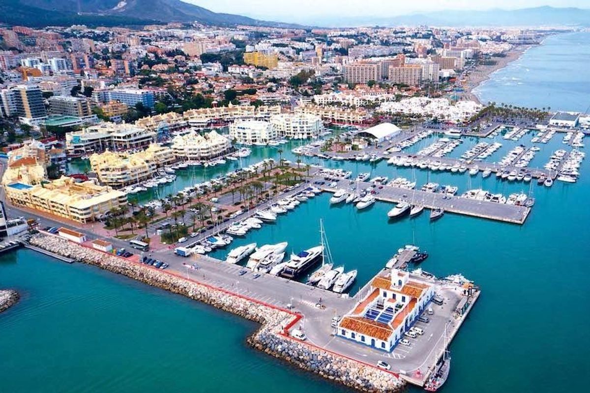 Luchtfoto van de jachthaven in Benalmádena, met een levendige waterfront levensstijl en luxe leven.