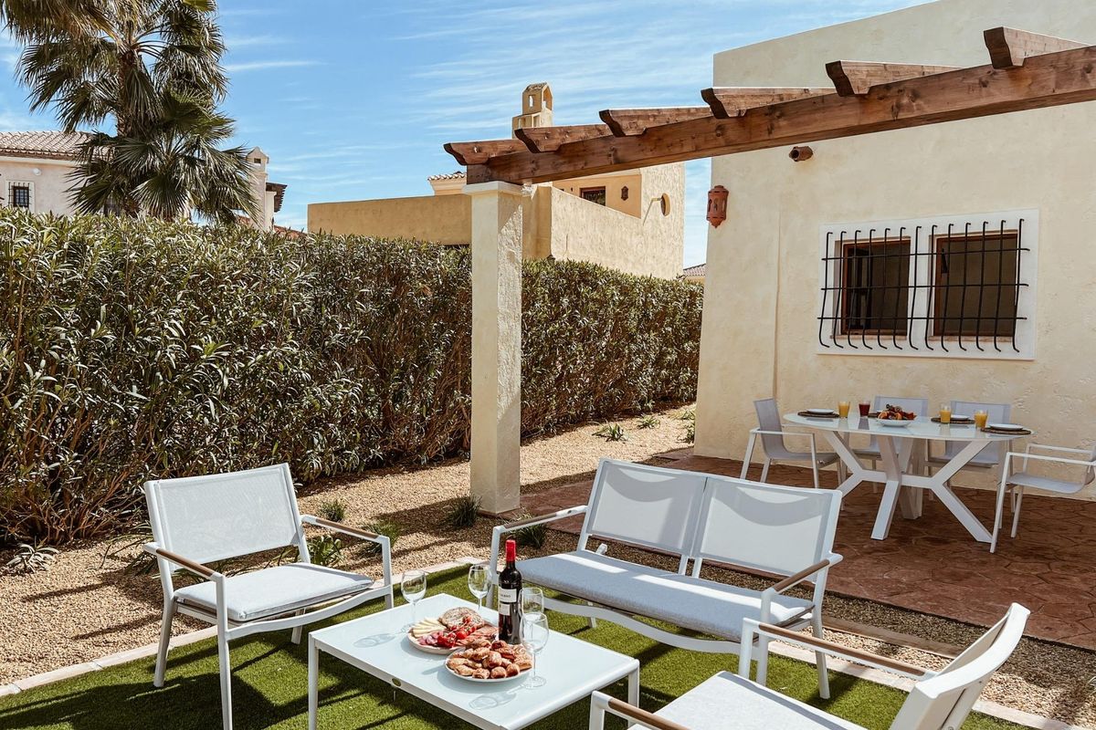 Gezellige buitenzitplek met uitzicht op de tuin in een 3-slaapkamer villa, Cuevas Del Almanzora.