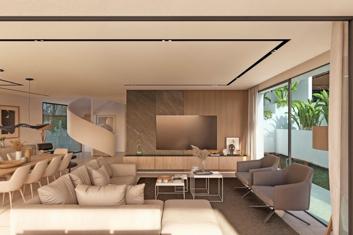 Stijlvolle woonkamer in de villa in Moraira, ingericht voor comfort met grote ramen.