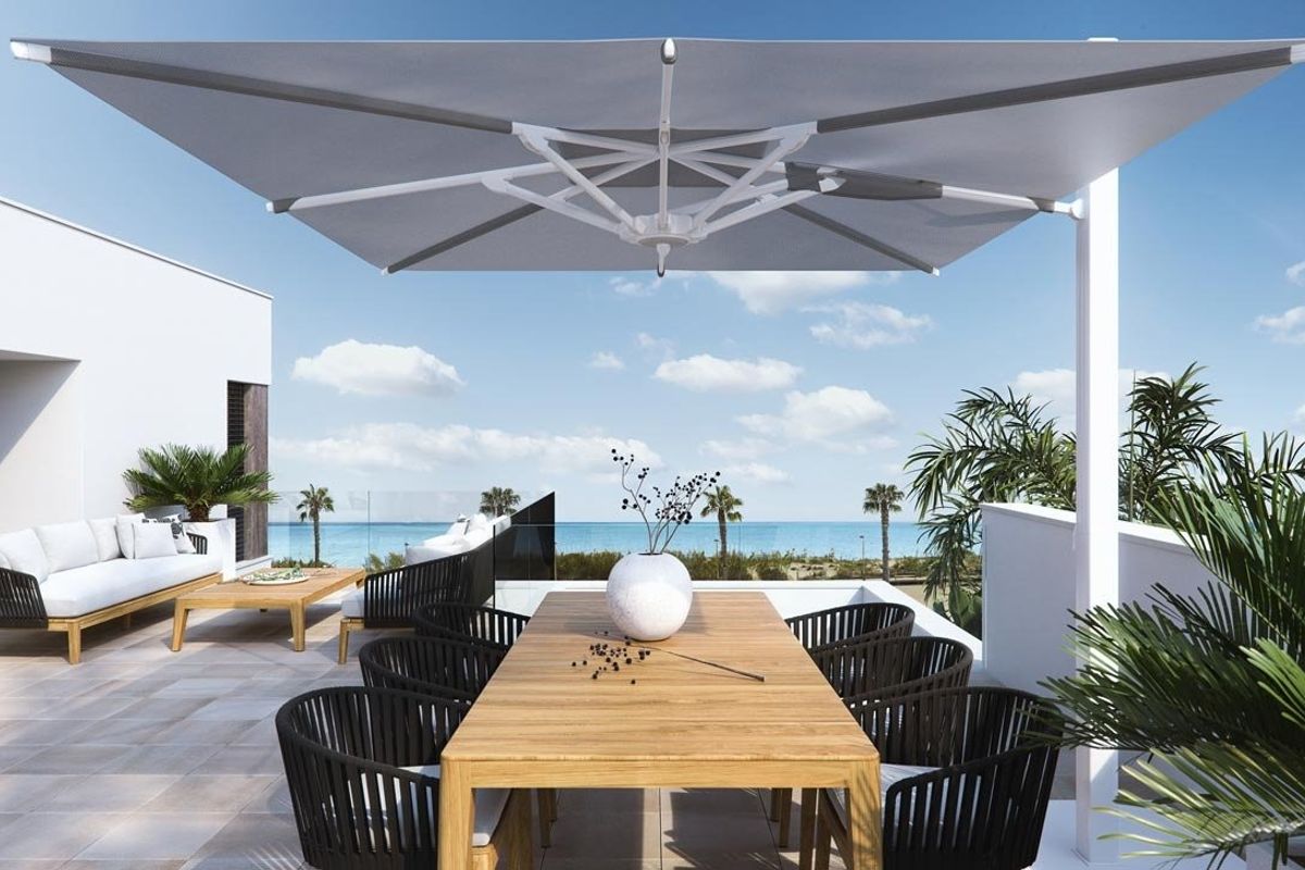Ruime terras met eetgedeelte en uitzicht op zee bij een 3-slaapkamer villa in Pilar de La Horadada, Costa Blanca Zuid.