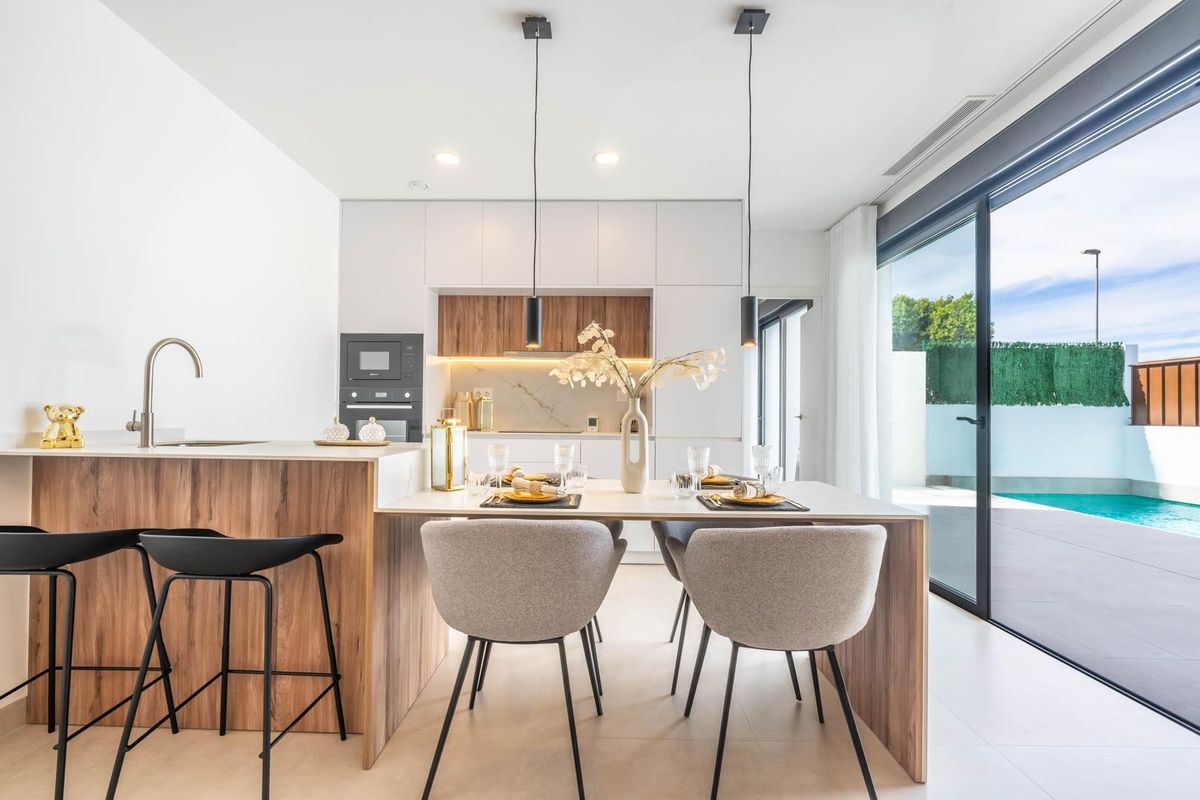 Stijlvolle bar in de keuken van een villa in Torre Pacheco, perfect voor casual dineren en entertainen.