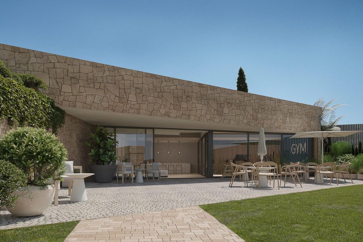 Buiten gymgebied met zitplaatsen en een heldere lucht in Estepona, Costa del Sol, biedt een geweldige sportschool.