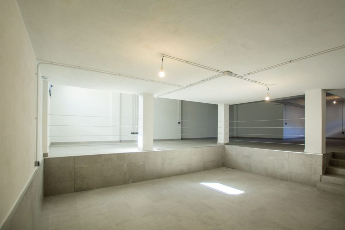 Heldere kelderruimte met natuurlijk licht, met een duidelijke indeling in een 4-slaapkamer villa in Málaga, Costa del Sol.