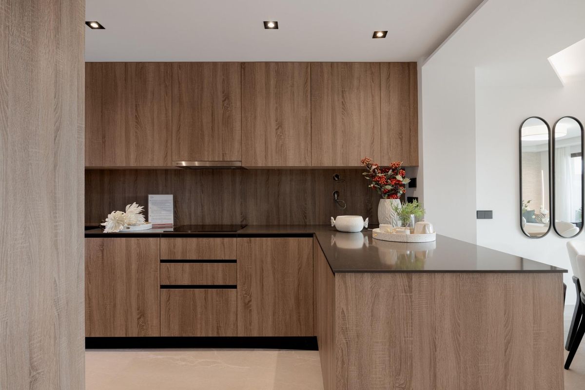 Moderne keuken met houten kasten en strakke afwerkingen in een 3-slaapkamer herenhuis in Istán, Costa del Sol.