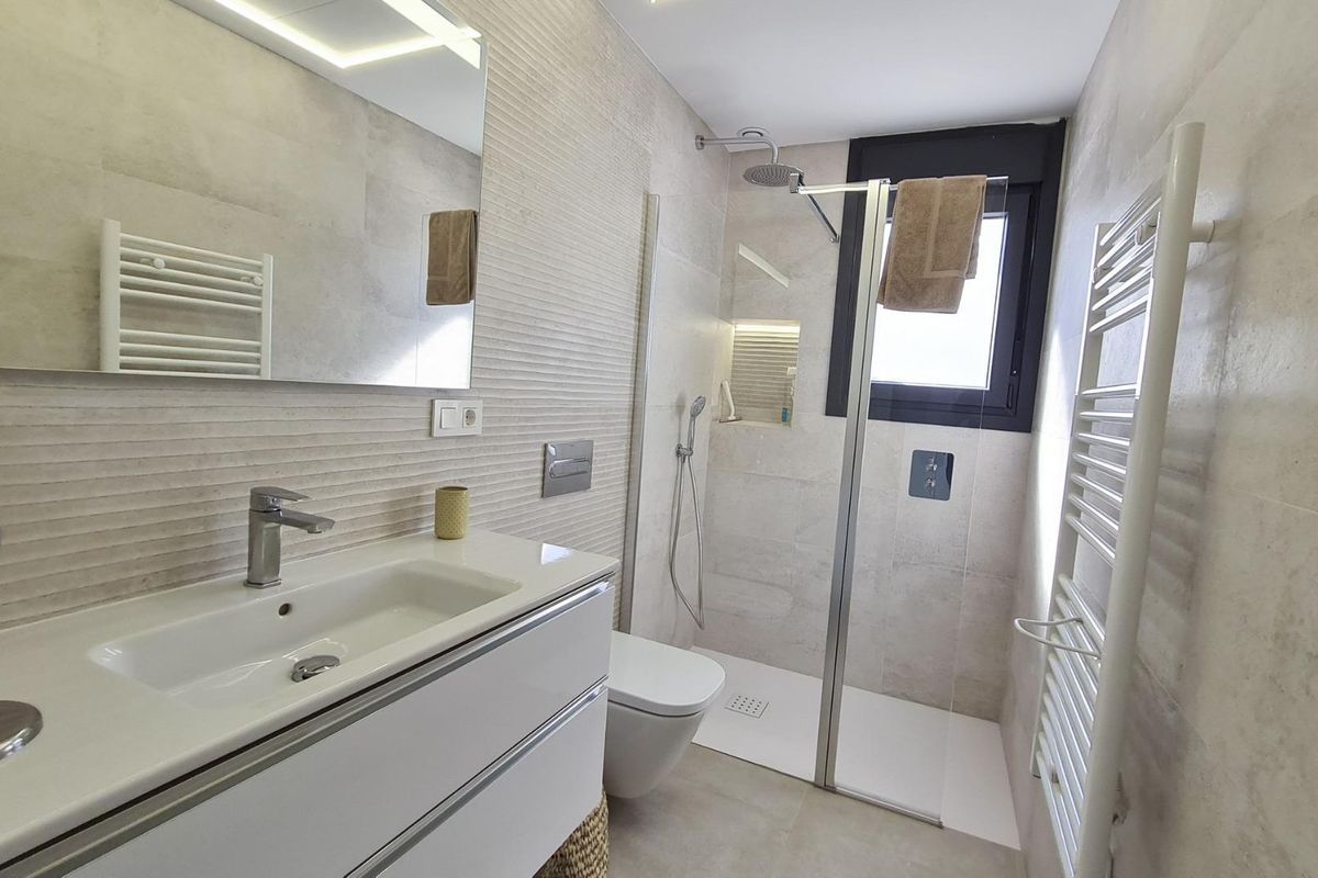 Moderne badkamer met strakke elementen en inloopdouche in een townhouse in San Pedro del Pinatar.