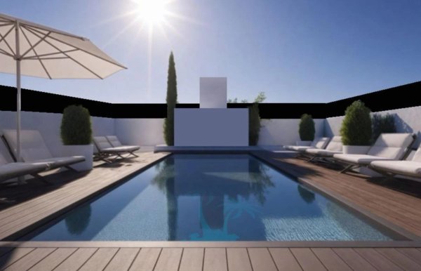 Zonneschijn bij het zwembad met ligbedden in de buitenruimte van een bungalow in San Pedro del Pinatar.