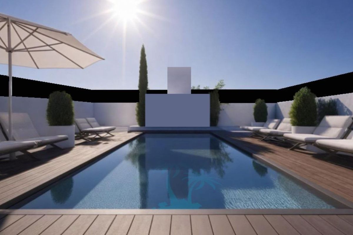 Zonovergoten zwembad met ligstoelen, perfect voor ontspanning in San Pedro del Pinatar, Costa Calida, Spanje.