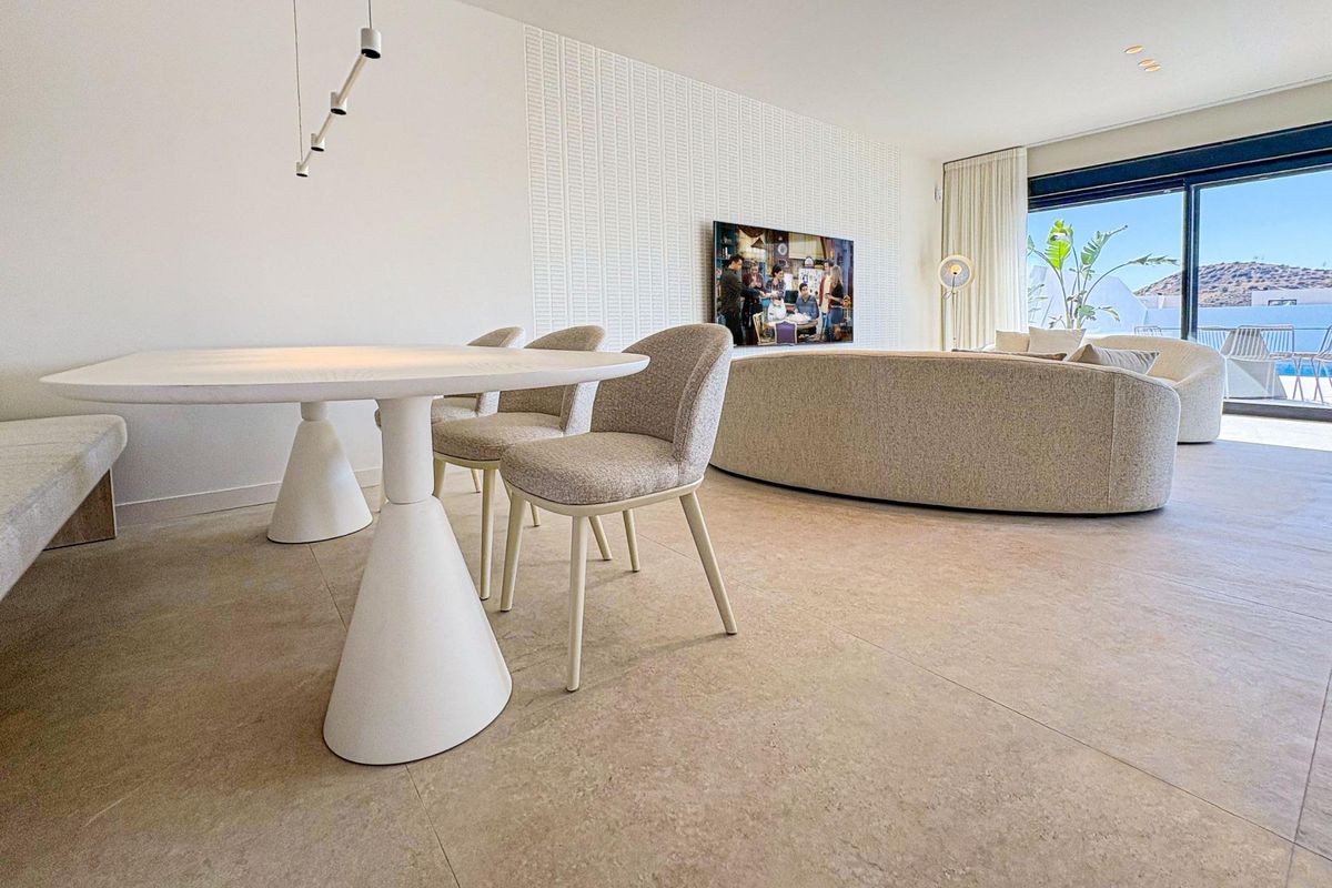 Heldere eetruimte met een moderne tafel en stoelen, met uitzicht op het zwembad in Rojales, Costa Blanca Zuid.