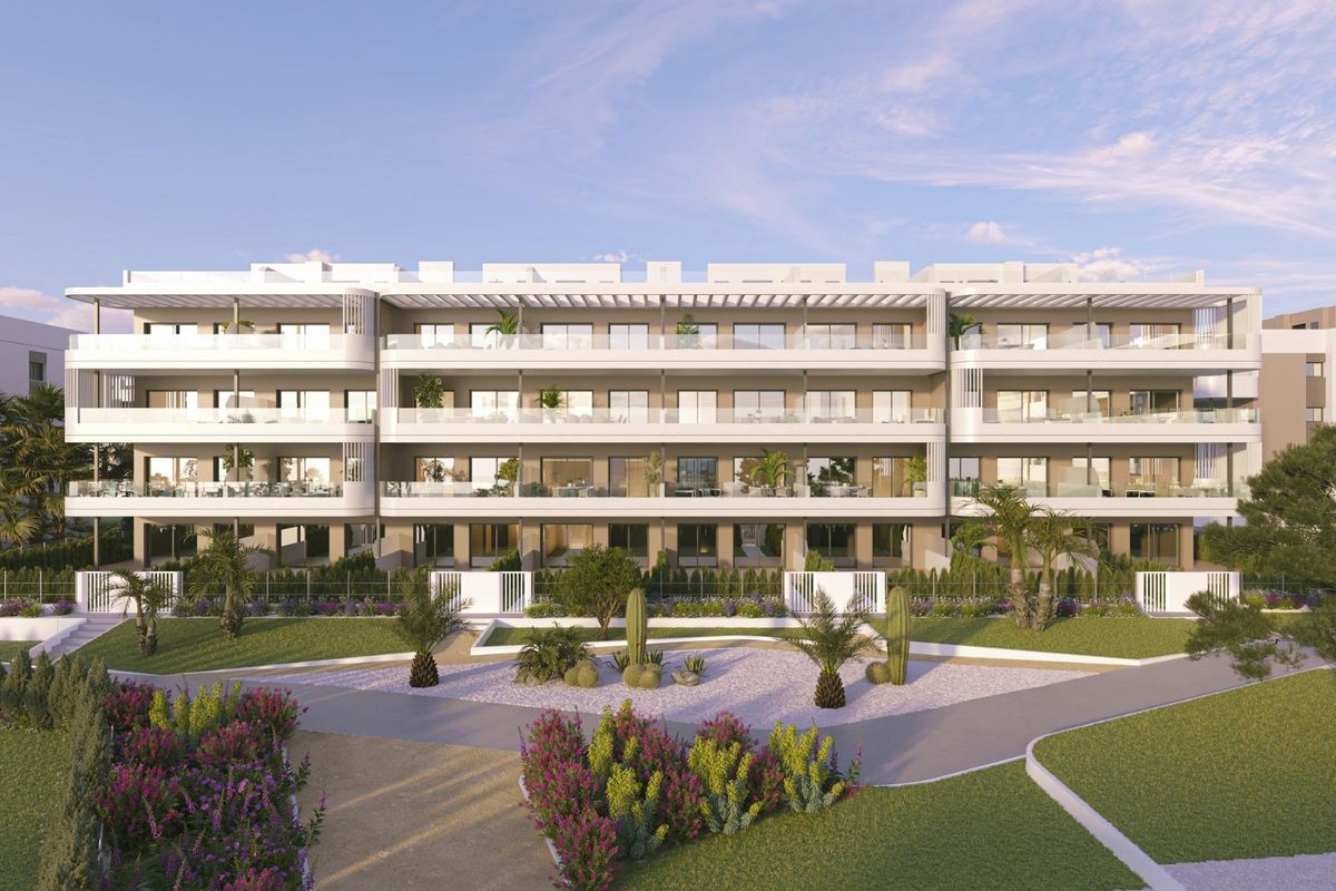Nog een prachtig buitenaanzicht van het appartementencomplex met weelderige tuinen in Torrevieja.