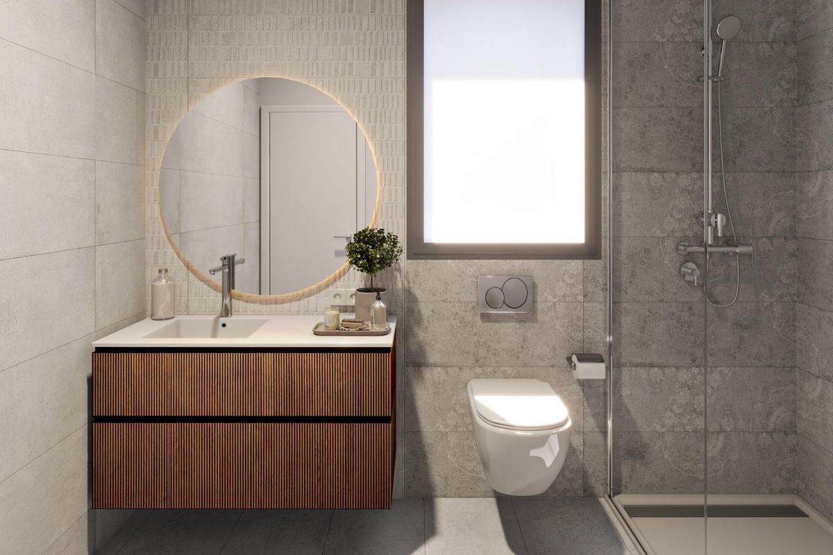 Moderne badkamer in een 3-slaapkamer villa in Finestrat, Costa Blanca, met een stijlvolle douche en ronde spiegel.