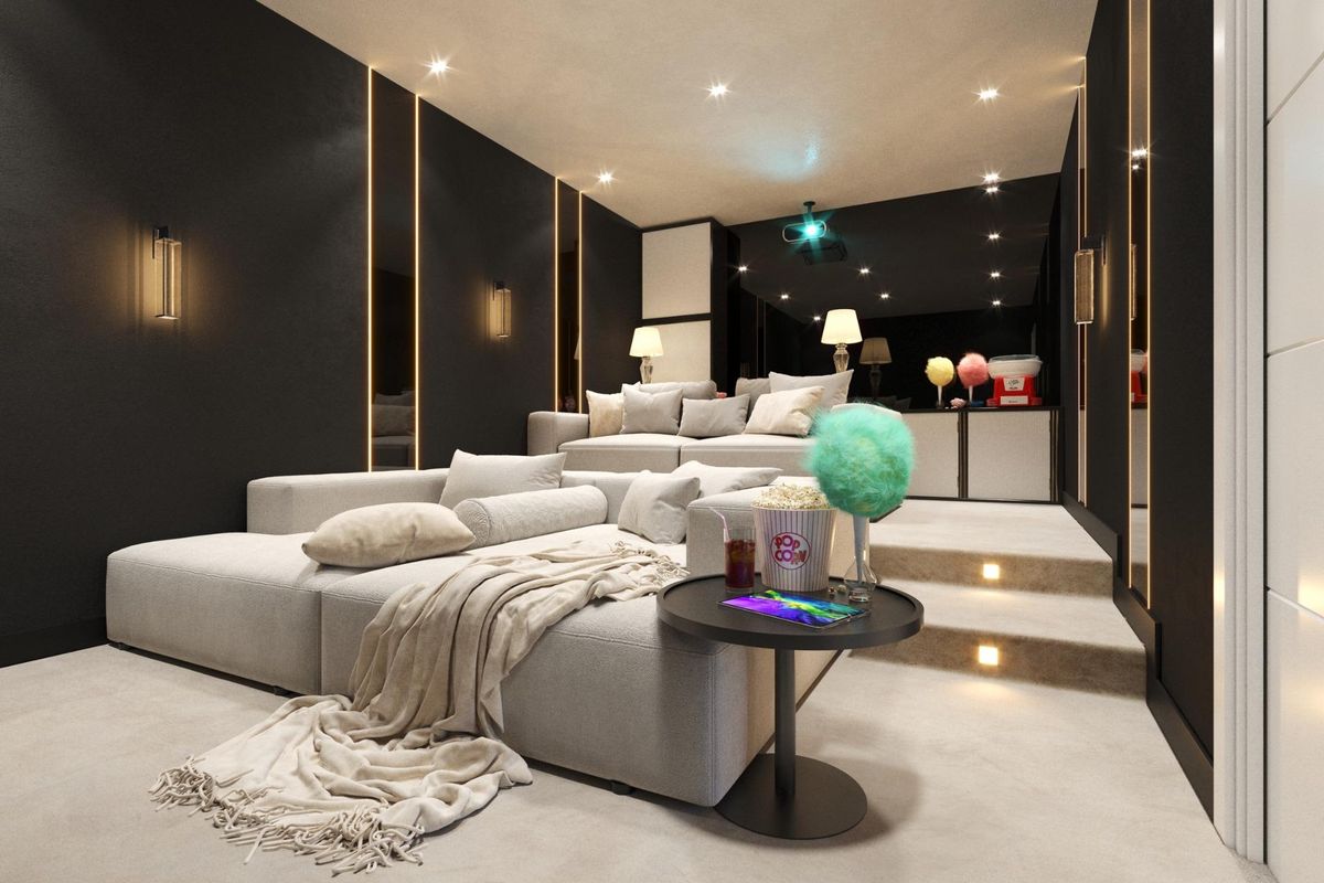 Thuisbioscoopopstelling met pluche zitplaatsen en een groot scherm in een stijlvolle villa gelegen in Benalmádena.