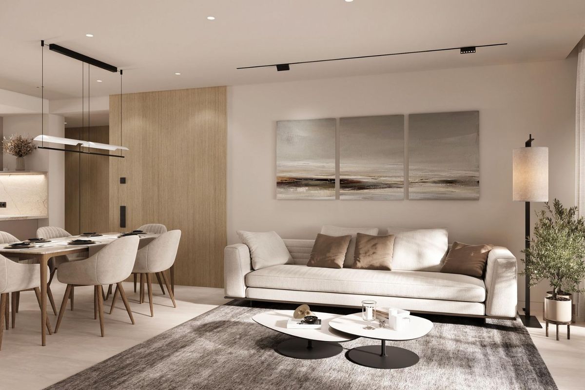 Gezellige woonkamer met tv en eetruimte in een 2-slaapkamer appartement gelegen in Estepona.