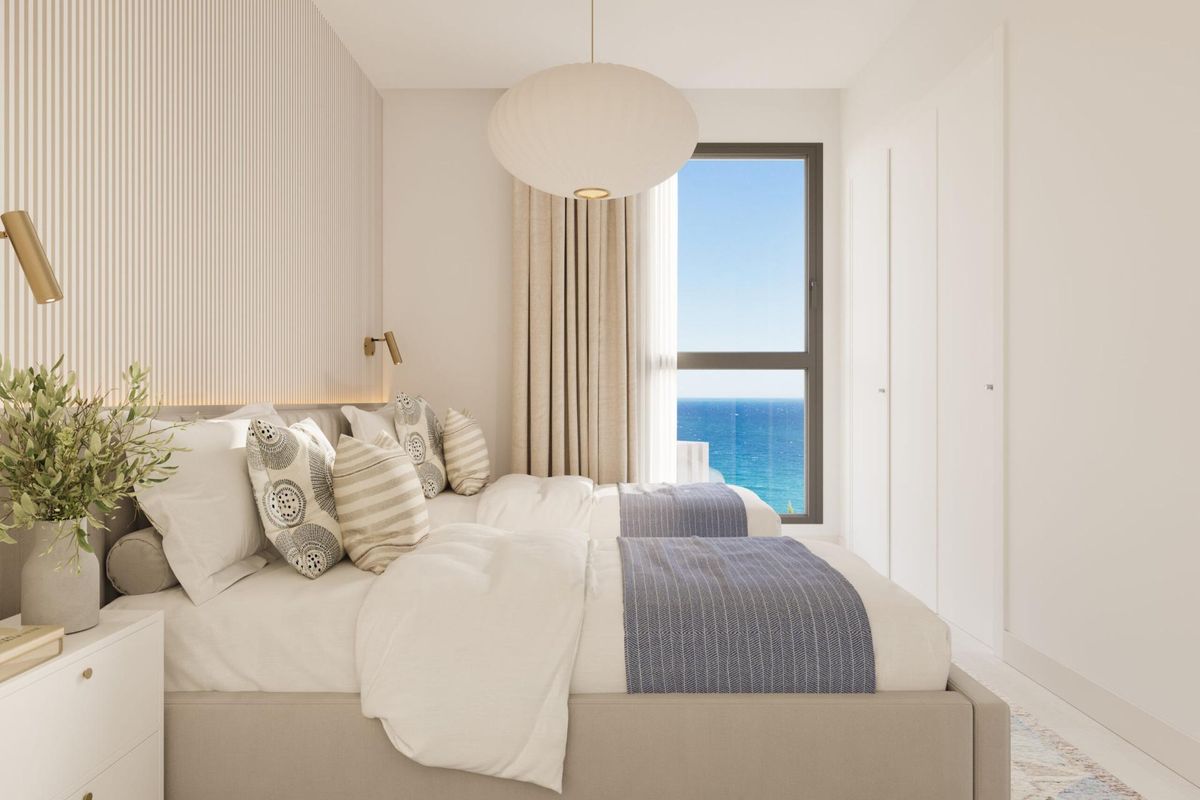 Elegante master slaapkamer met prachtig uitzicht op zee in een 3-slaapkamer townhouse in Vélez Málaga.