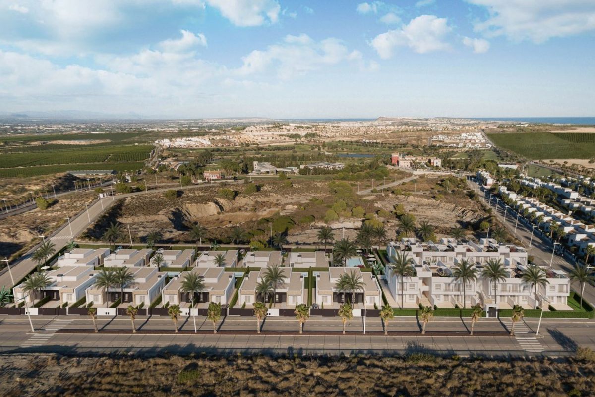 Panoramisch uitzicht op het appartementencomplex met omliggende landschappen in Algorfa, Costa Blanca Zuid.