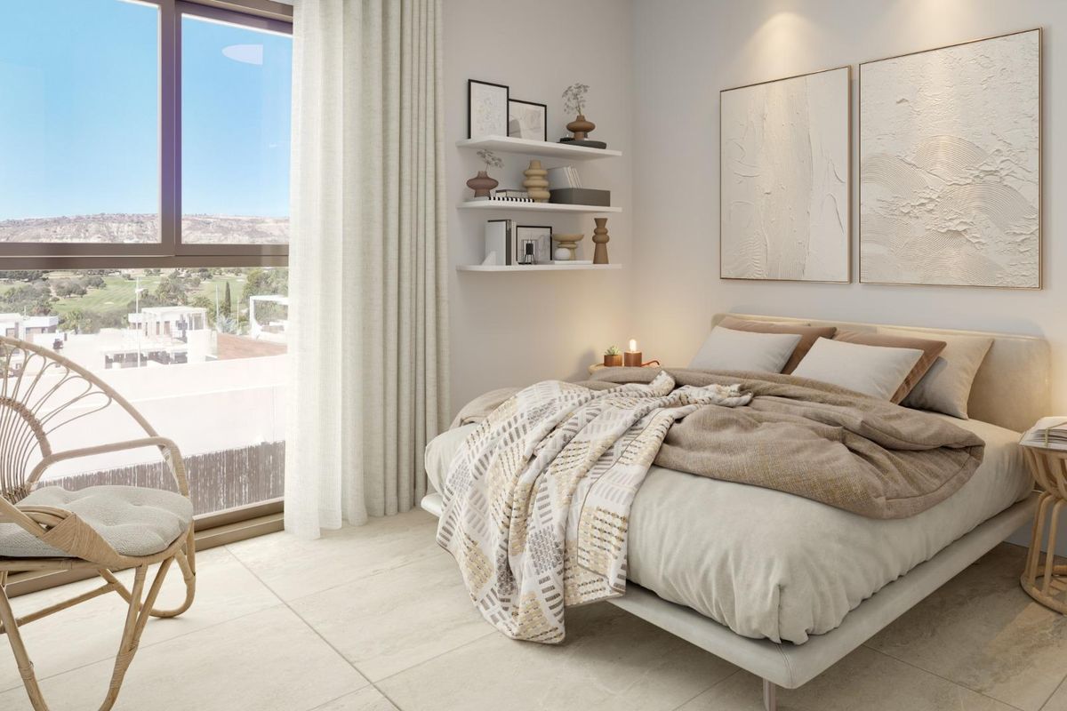 Ontspannende master slaapkamer in de villa met sfeerverlichting en uitzicht op de tuin in Algorfa.