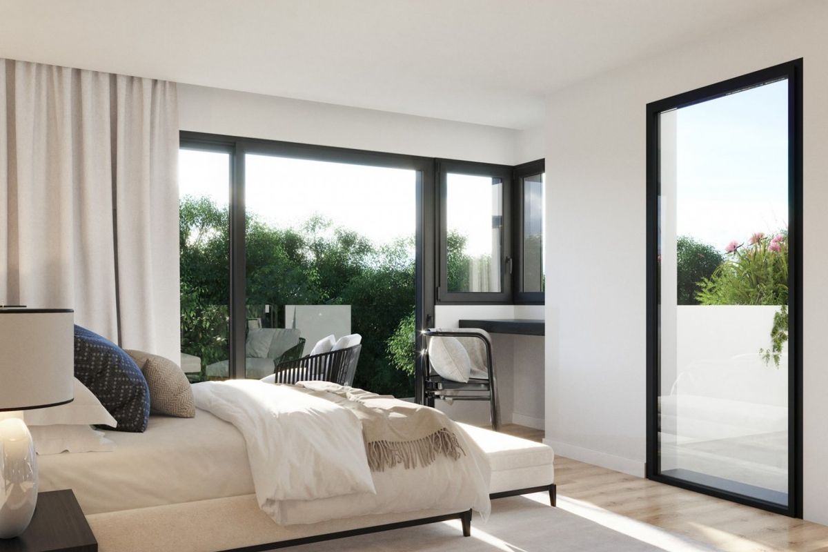 Gezellige slaapkamer met grote ramen die natuurlijk licht biedt, onderdeel van een 3-slaapkamer penthouse in Orihuela, Costa Blanca.