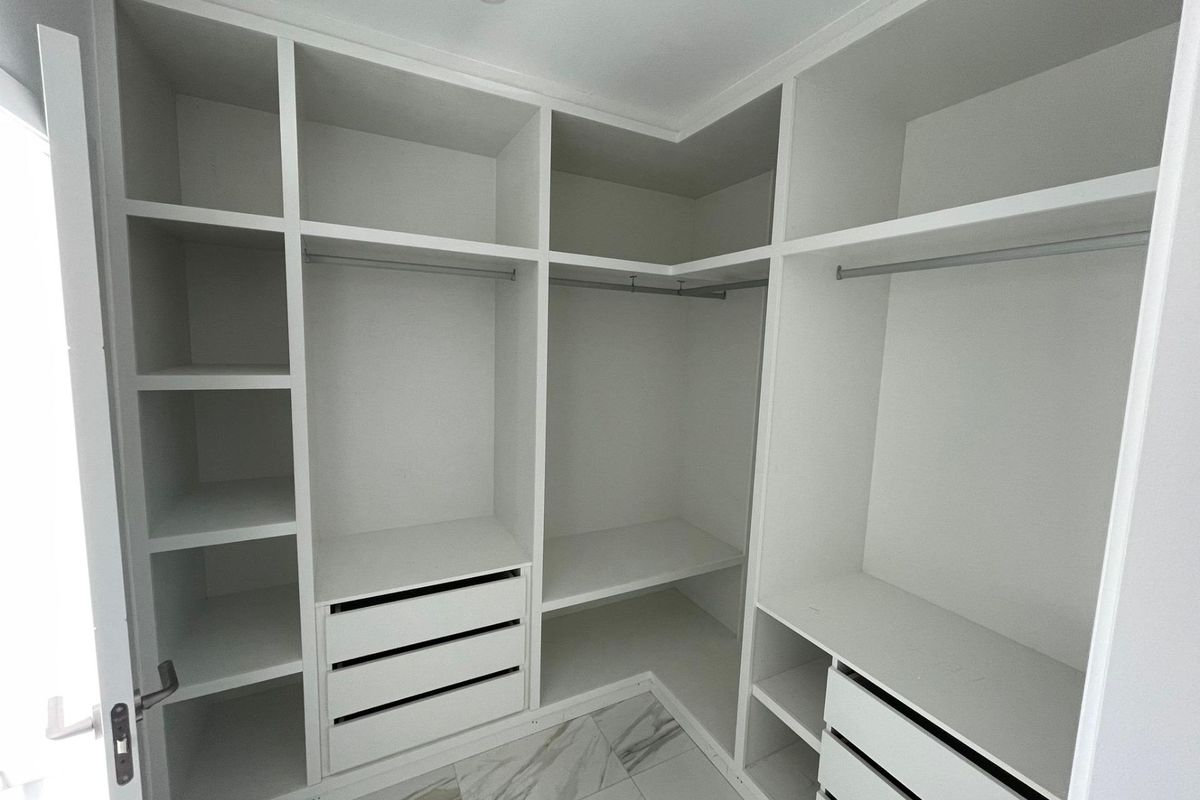 Ruime inloopkast met schappen in een 6-slaapkamer villa gelegen in Pinoso, Costa Blanca Zuid.