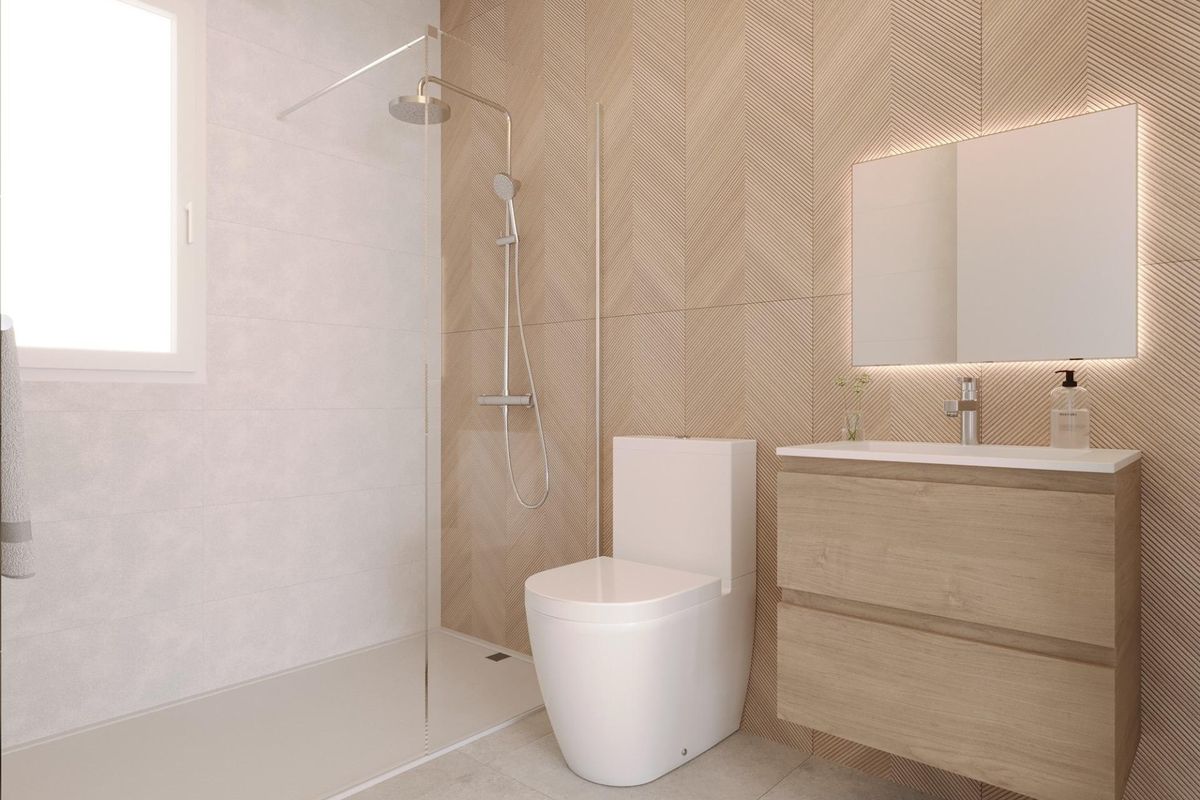 Stijlvolle badkamer met moderne voorzieningen en een ruime douche in een townhouse in Finestrat.