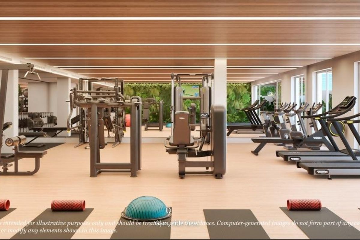 Ruime sportschool met fitnessmachines en een zonnig uitzicht op de tuin in Ojen, Costa del Sol, Spanje.
