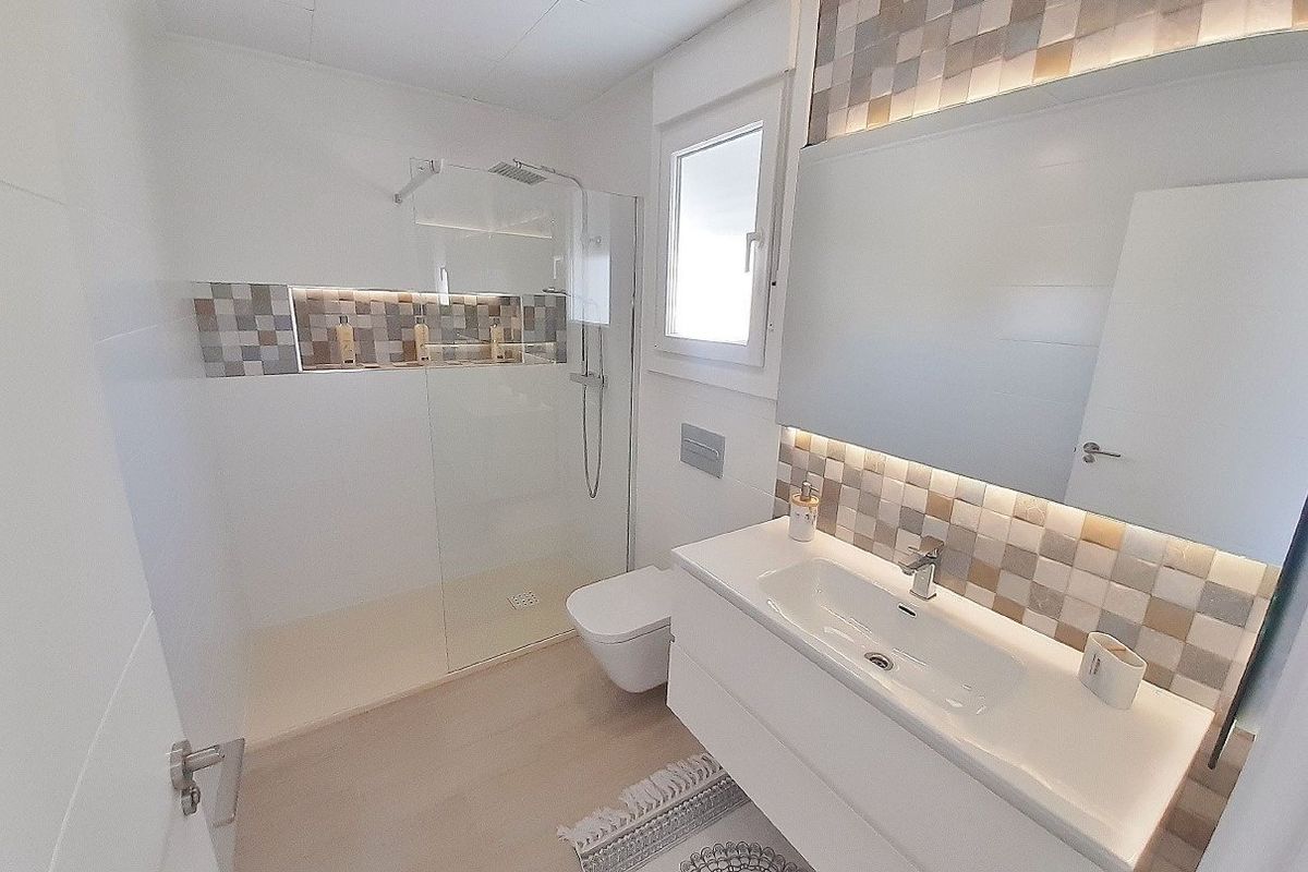 Moderne badkamer in de townhouse in Avileses met elegante armaturen en een strakke uitstraling.