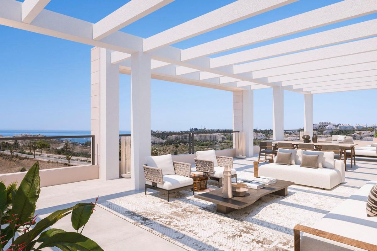 Ruim terras met zithoek en uitzicht op zee in een 2-slaapkamer penthouse in Mijas, Costa del Sol.