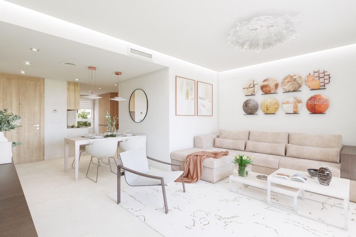 Gezellige zithoek in een penthouse met een beige bank en moderne kunstdecoratie in Mijas, Costa del Sol.