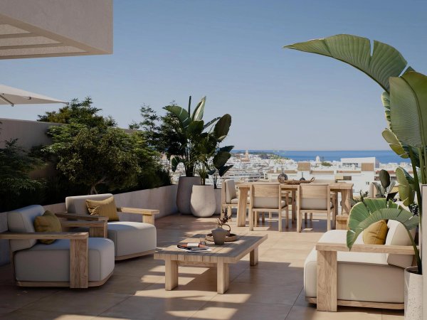 Ruim terras met zit- en eetruimte, met prachtig uitzicht op zee in penthouse in Estepona.