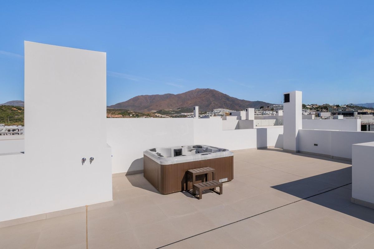 Dakterras met jacuzzi en uitzicht op de bergen, perfect voor ontspanning in het penthouse in Estepona.
