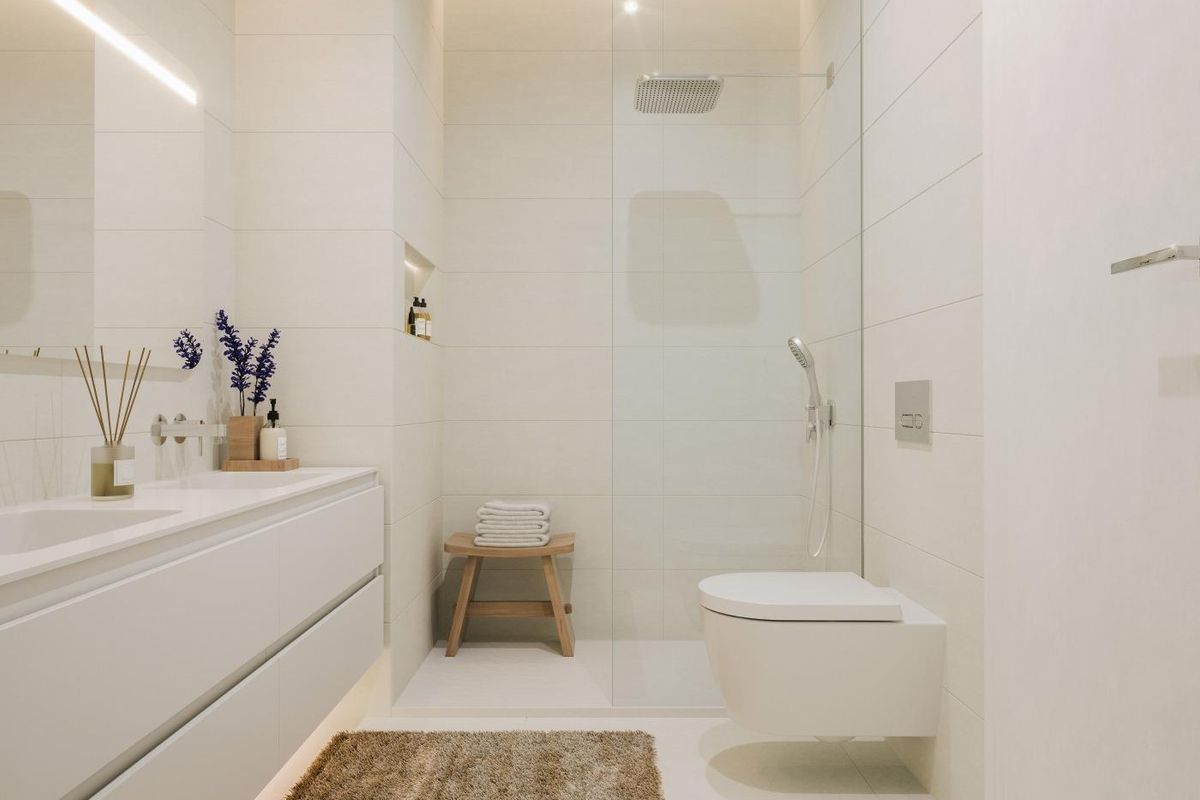 Strakke badkamer met moderne armaturen en heldere verlichting, te vinden in de huizen van Estepona.