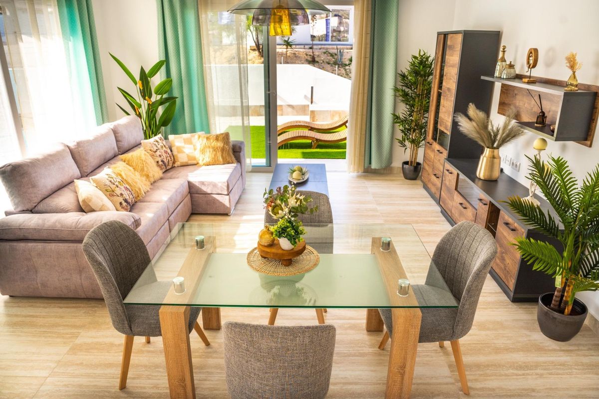 Ruime woonkamer met een eigentijds ontwerp, gelegen in een 3-slaapkamer villa in Ciudad Quesada, Spanje.