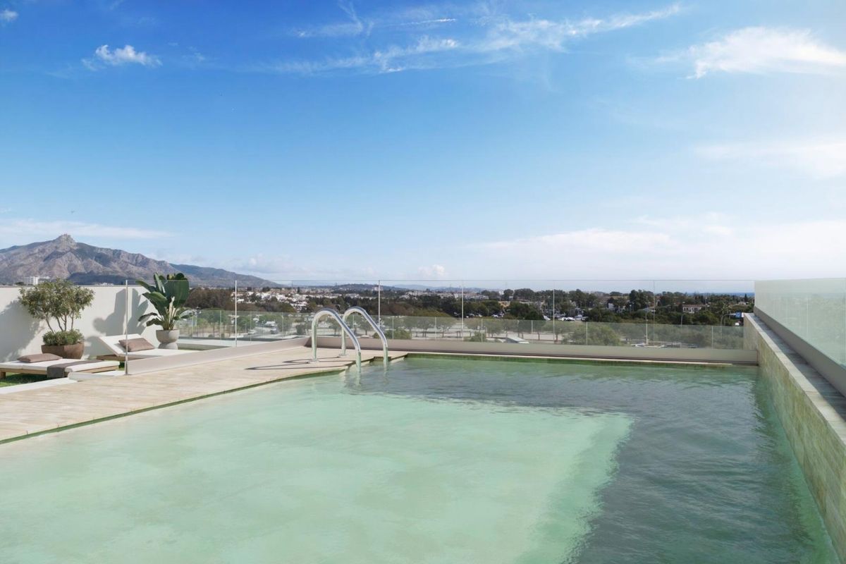 Infinity pool met uitzicht op de bergen, perfect voor ontspanning in penthouse in San Pedro De Alcantara.