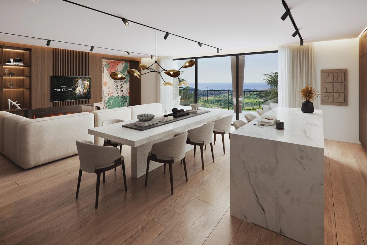 Open woonkamer en eetkamer met modern design en schilderachtig uitzicht in Mijas, Costa del Sol.
