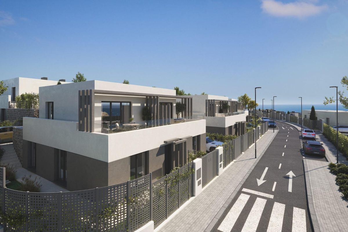 Panoramisch uitzicht op verschillende moderne townhouses langs de straat in Vélez Málaga, Costa del Sol.